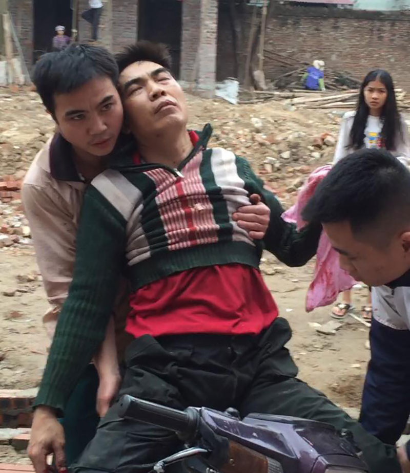 Người lớn, trẻ nhỏ lẻn vào hiện trường vụ nổ ở Bắc Ninh rồi vô tư nhặt vỏ đạn vương vãi bất chấp nguy hiểm Người lớn, trẻ nhỏ lẻn vào hiện trường vụ nổ ở Bắc Ninh rồi vô tư nhặt vỏ đạn vương vãi bất chấp nguy hiểm